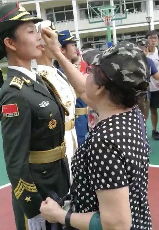 香港老人为解放军擦汗 被港独分子咒骂围攻