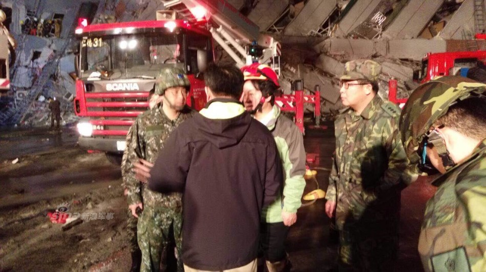 今日凌晨3点57分高雄地区发生里氏规模6.4地震，造成台南多处楼房倒塌，台湾陆军第8军团54工兵群官兵紧急赶往台南永大路灾害现场，将运用生命探测器协助搜寻受困民众。