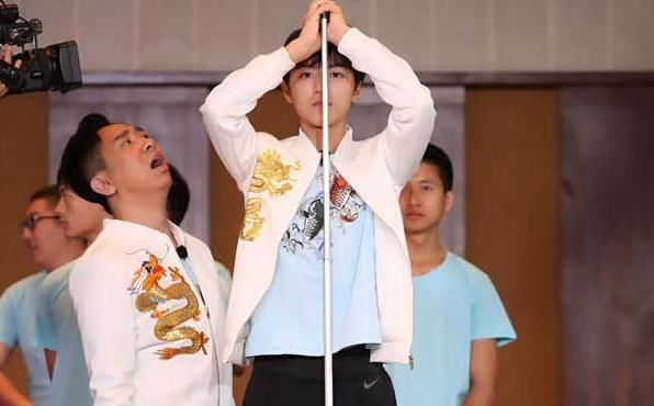 易烊千玺身高惹争议,一张海报说明实情,网友:黑