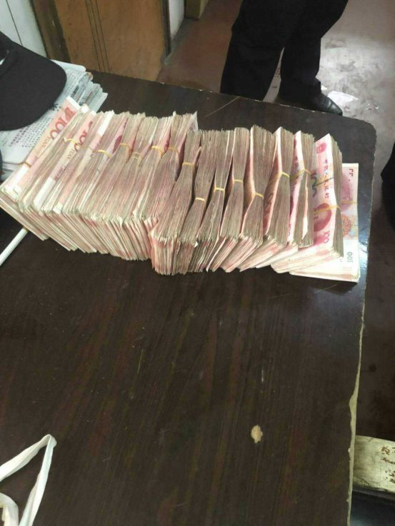 路人民医院附近时,塑料袋竟然开了,袋子里的一捆捆现金分四次被颠落