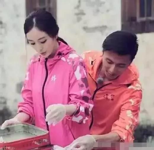 杨幂一屁股坐在谢霆锋脖子上,网友:刘恺威怎么