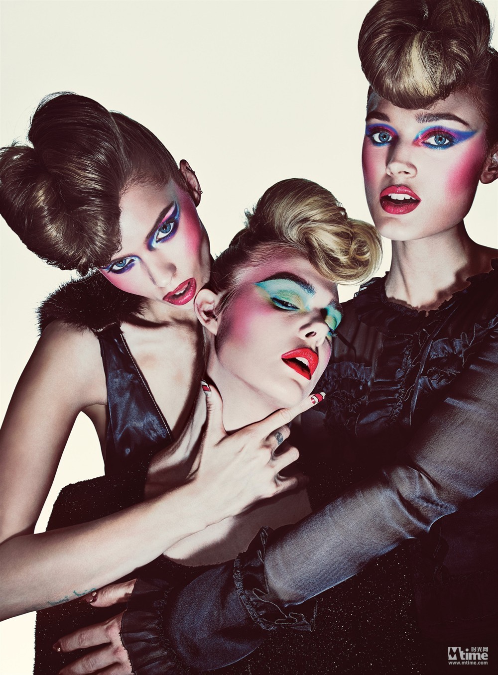 艾丽范宁为《霓虹恶魔》拍迷幻大片