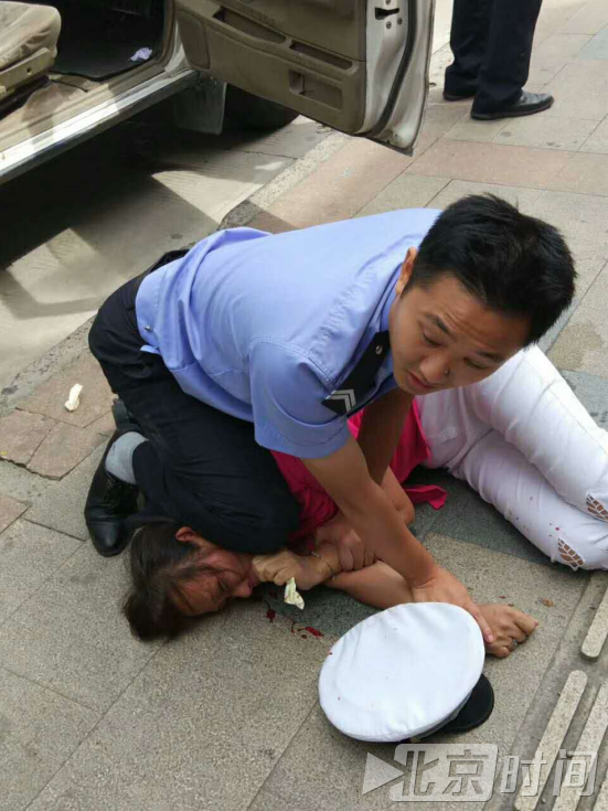 真相流出:上海一警察当街摔孩子骑老太始末 真相流出:上海一警察当街摔孩子骑老太始末