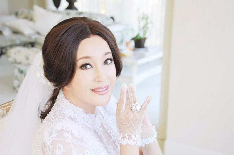 年轻秘诀就是晒旧照？62岁刘晓庆上演黑丝诱惑疑是老照片充数