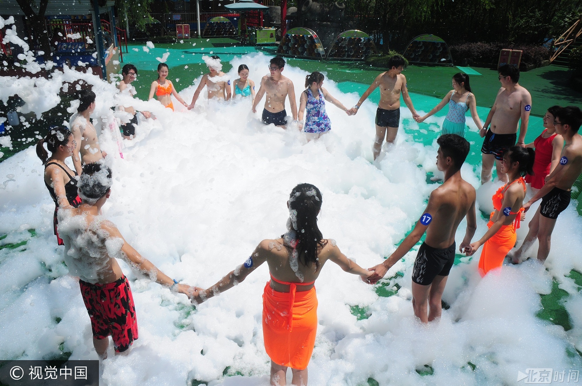 手拉手做个游戏缓解下尴尬的气氛。