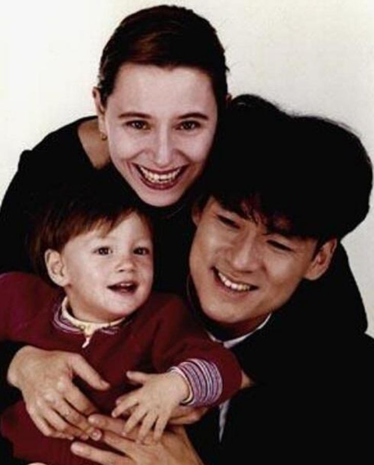 直击周华健57岁的外国妻子康粹兰,原来周华健每天面对这样的女人