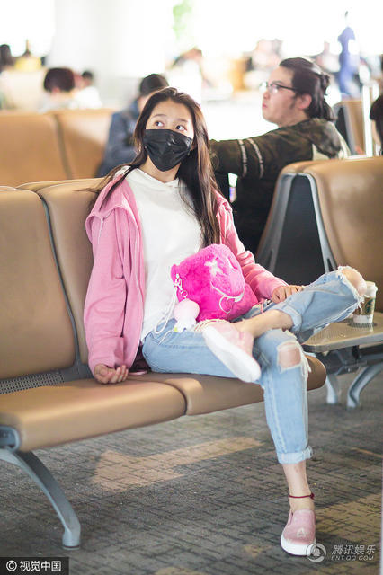 女汉子关晓彤上线!不拘小节跷二郎腿 女汉子关晓彤上线!不拘小节跷二郎腿