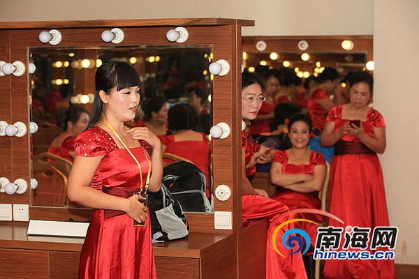 豪庭"杯钢琴赛决赛助兴演出的海南兰心爱乐合唱团的演员们正在候场