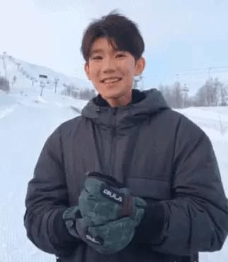 易烊千玺素颜照被批太丑,王源的无ps直播图也