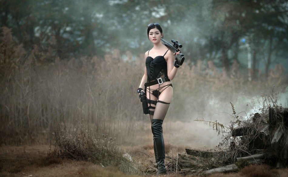图为性感美女持仿真大枪照片。