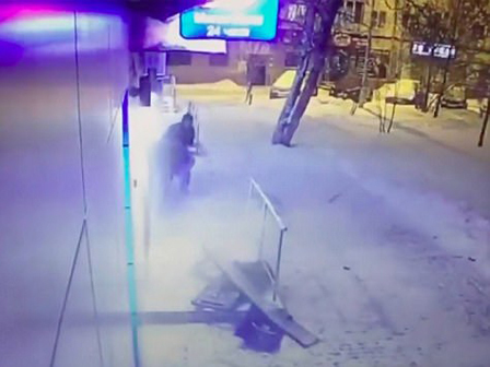 俄笨贼携充气气球抢银行:门都炸飞了 ATM却完好 俄笨贼携充气气球抢银行:门都炸飞了 ATM却完好