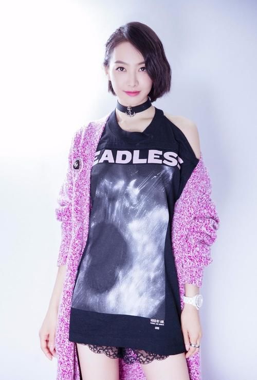 宋茜玫红色扮嫩,三角区成功吸睛,两腿之间的黑