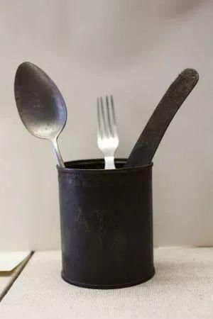 casdagli在监狱中使用的餐具.