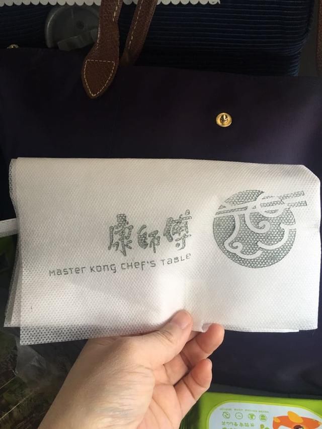 坐着高铁回老家,左手外卖右手娃