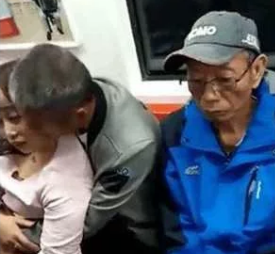 近日，有网友拍下这样一段视频，视频中，在地铁上，一名60岁的老人当众楼着一名年轻女子秀恩爱，而旁边的一位大爷则是一脸生无可恋的表情，这一幕逗乐众多网友
