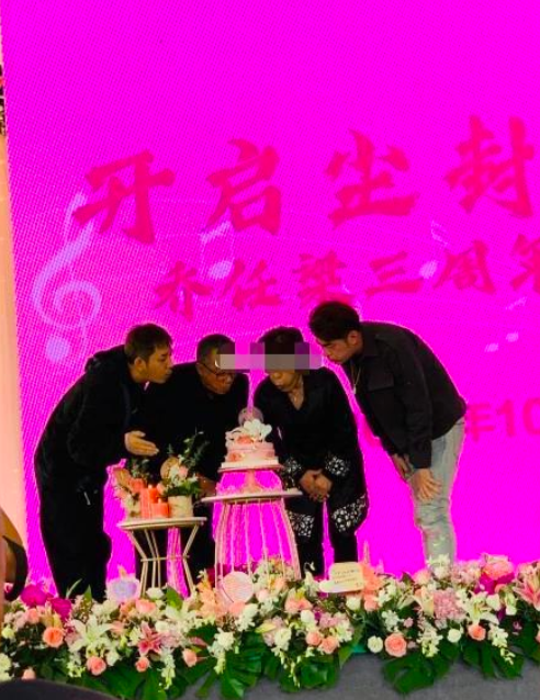 乔任梁去世3周年办追思会 乔母好友齐到场现场布置让人泪目(图4) 乔任梁去世3周年办追思会 乔母好友齐到场现场布置让人泪目(图4)