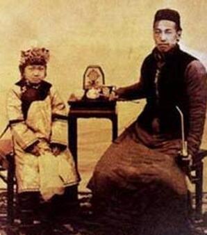 清朝夫妻真实面貌：头上装饰反映阶层