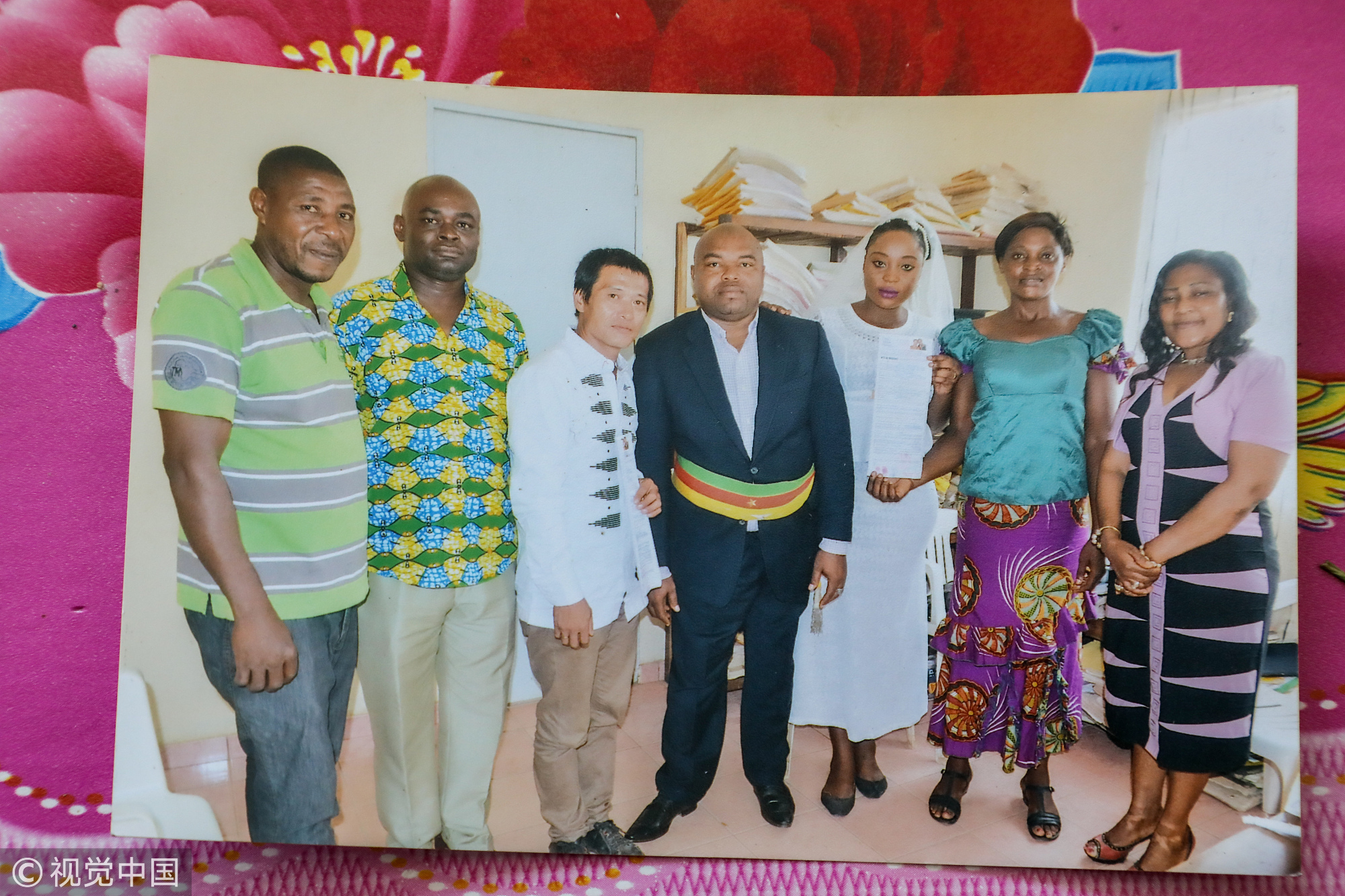 邹迁顺离异、桑德拉未婚，两个异国男女擦起了爱情的火花。经过中国驻喀麦隆大使馆认证后，2017年3月18日，邹迁顺和桑德拉在杜阿拉相关部门正式登记成为夫妻。按照当地人的习俗，他们举办了婚礼，并接受了桑德拉父母、亲友以及当地社区的祝福。