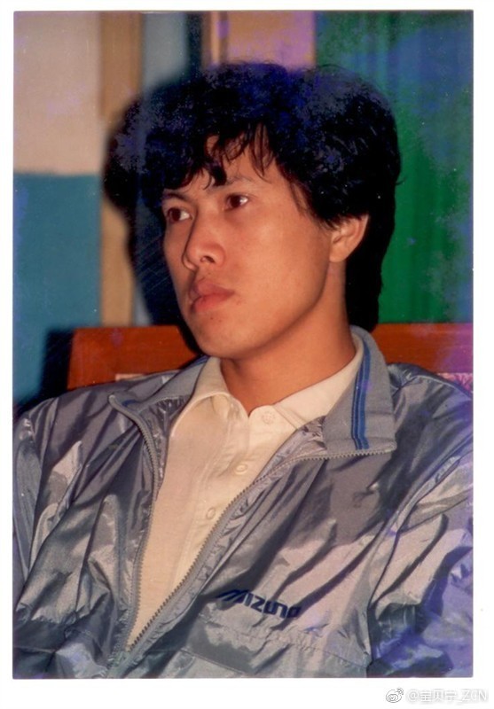张常宁晒父亲年轻时帅照 颜值高被赞似靳东