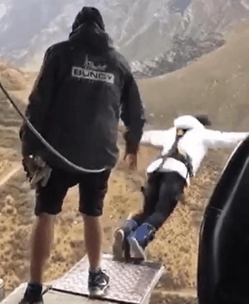 女子蹦极忘系安全绳, 800米高空跳下, 众人察觉