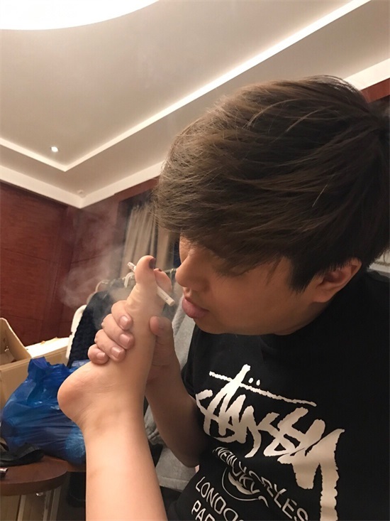 10月27日,uu在她的小号发出微博,55开抱着她的脚玩手机,时不时还蹭来