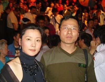 何赛飞全家近照,为事业婚后十年才生孩子 何赛飞全家近照,为事业婚后十年才生孩子