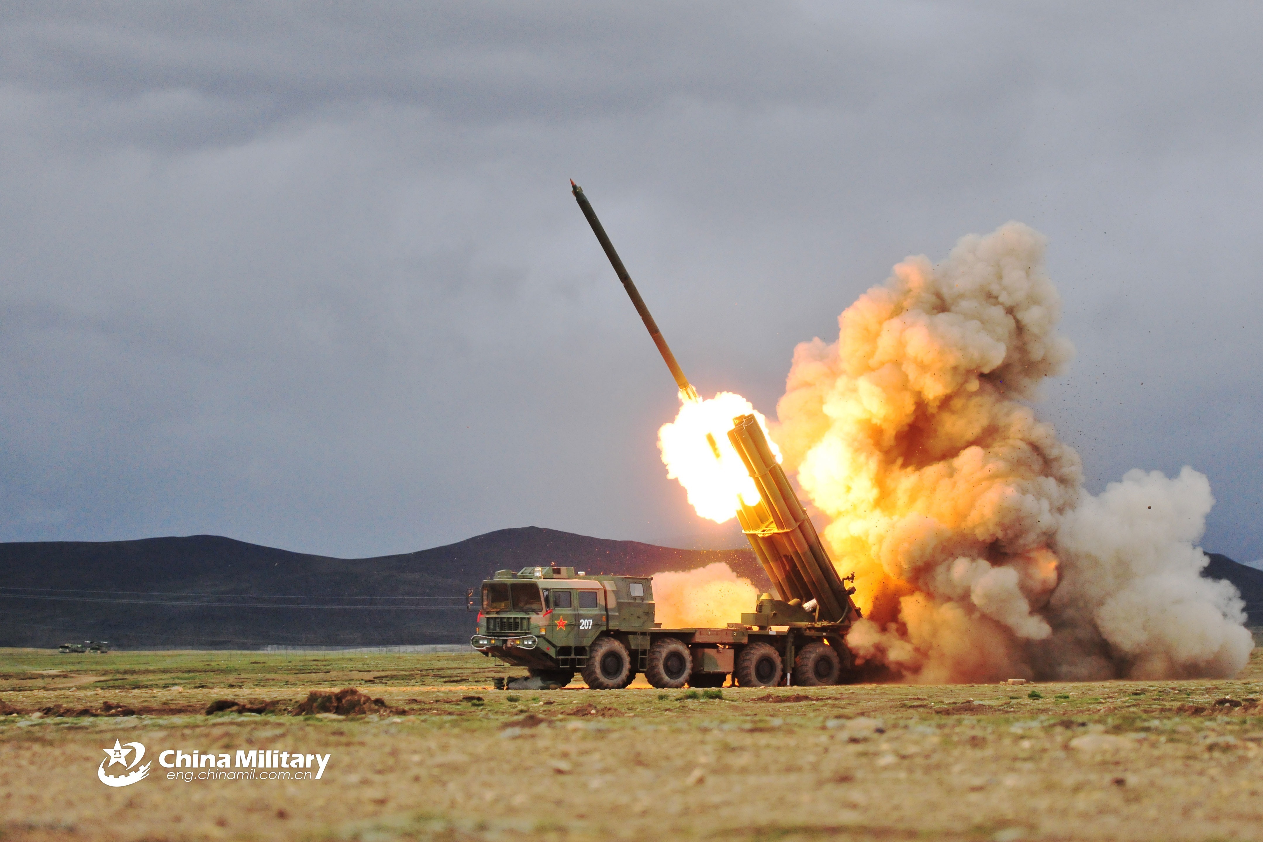 西藏军区某炮兵旅在不同阵地，采用不同火力打击方式，对多目标实施火力突袭。一场异地协同火力对抗打击行动正在上演。