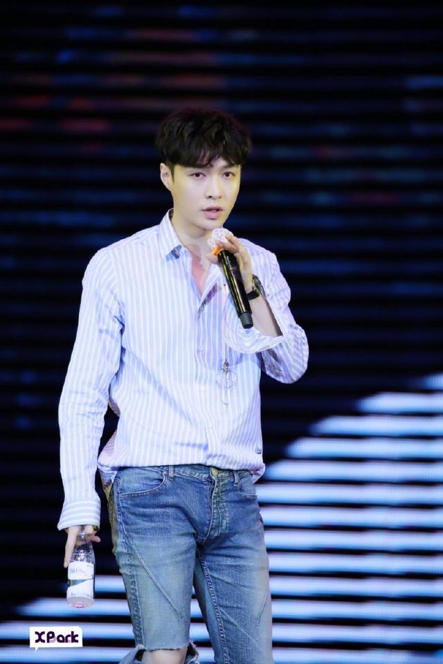 张艺兴长沙新专辑签售会,但却被自己裤子和体