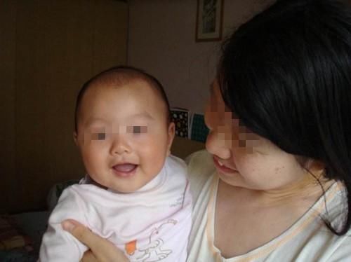 8岁孩子不愿意上学,喜欢黏着妈妈,晚上听到孩