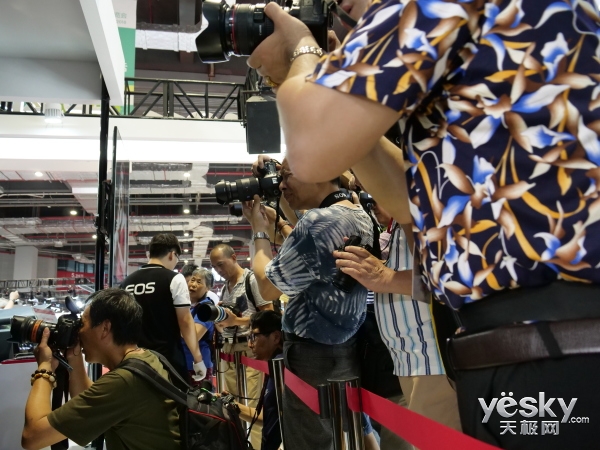 P&I2018:不间断舞台拍摄 佳能小小白兔等你来
