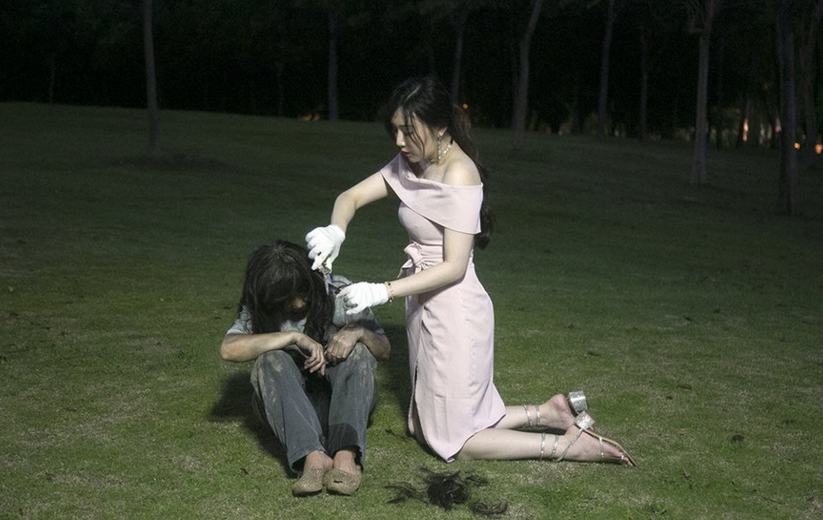美女跪地为流浪者剪头发 网友质疑炒作