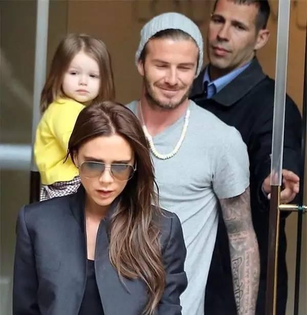 这一幕太甜蜜!小七哈珀给爸爸喂零食,贝克汉姆幸福的像花儿一样