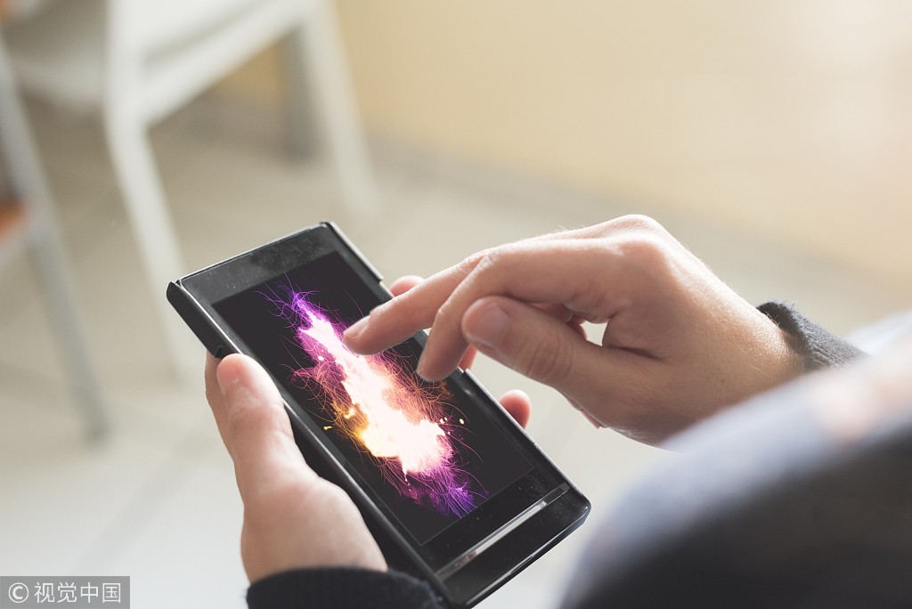 落地窗被晒爆 玻璃渣飞落 烈日下酸奶花露水也