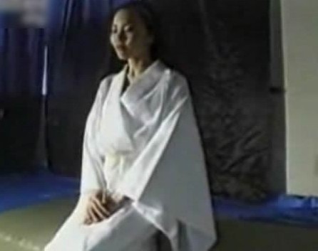 日本变态绝色美女切腹全过程!胆小勿入(图)