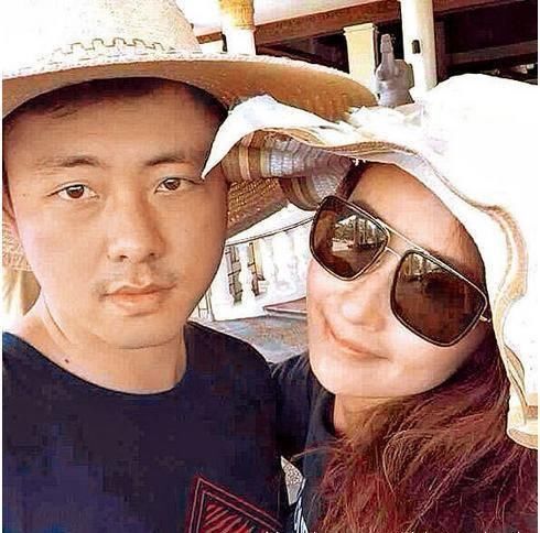 吴佩慈戴2千万鸽子蛋与男友合体露面,纪晓波这个眼神简直像换了一个人