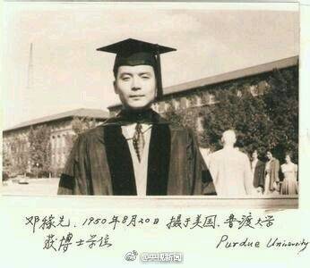 【今天，缅怀“两弹元勋”邓稼先】1924年的今天，邓稼先出生在安徽怀宁。他是中国第一颗原子弹和氢弹的理论方案设计者，为发展国防科技事业，甘当无名英雄，默默奋斗几十年。病危临终前，仍心系原子能的和平利用。1999年，被授予“两弹一星功勋奖章”时，他已辞世13年。致敬，缅怀！