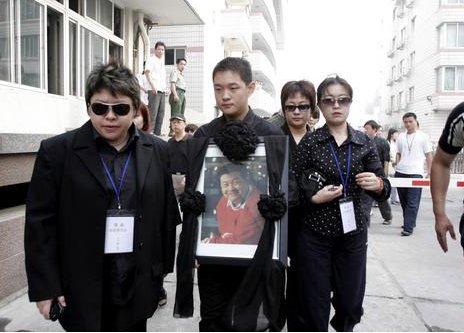 探访傅彪墓地,追悼会冯小刚主持,张国立致悼词,徐帆潸然泪下!