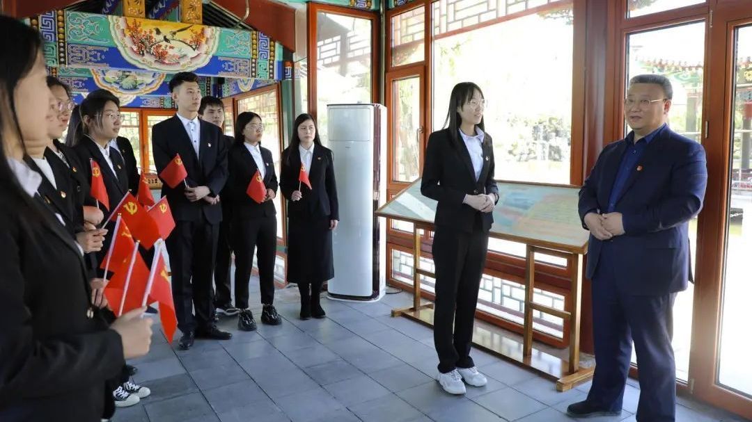 党委书记上党课 嘱托青年学子接续奋斗