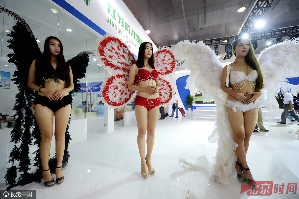 身披翅膀的模特们。