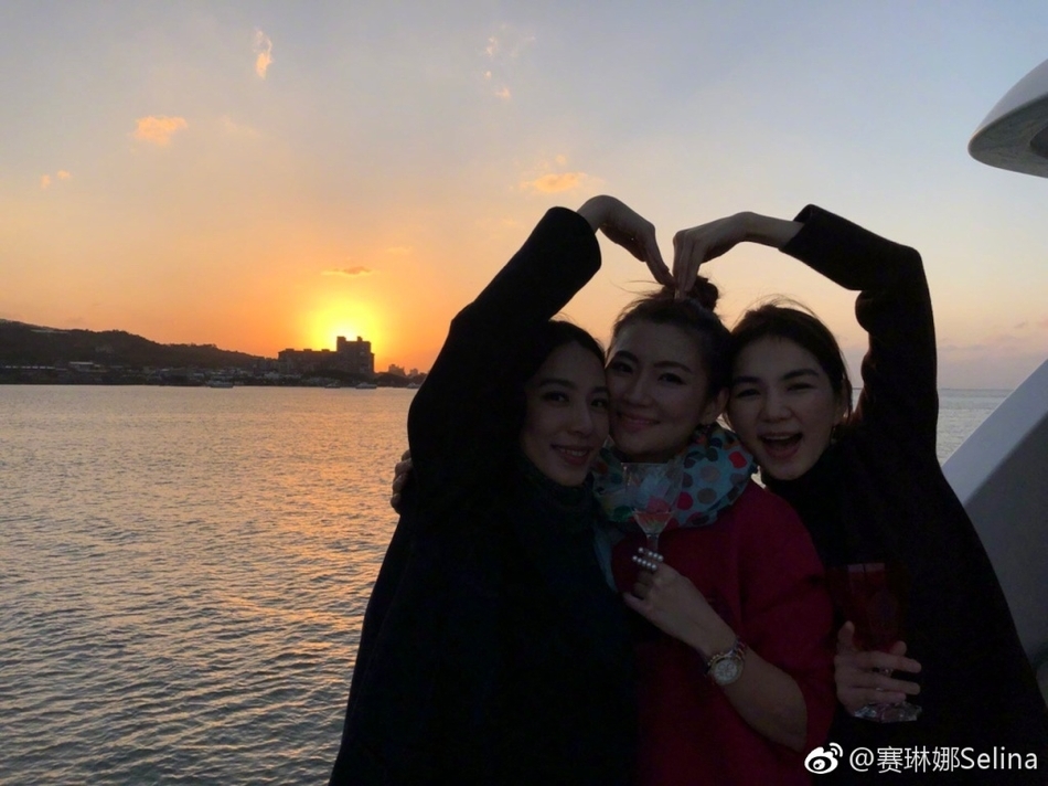 10月31日是Selina任家萱的生日，凌晨，Selina晒出SHE好姐妹Hebe、Ella以及粉丝为自己庆生的照片，并写下“今年很快乐！谢谢你们的祝福～我爱你们”。