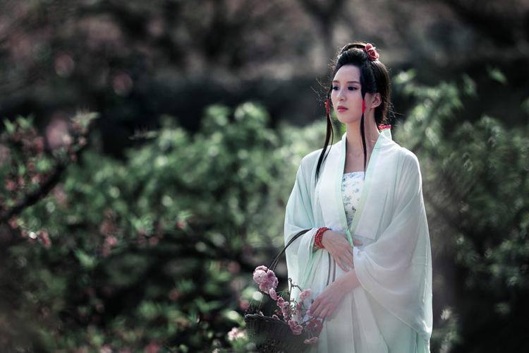 读睡精选古诗词 日暮炊烟屋上旋,蝉鸣蛙鼓响云