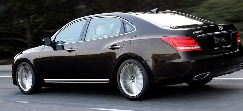 8l v6或5.0l v8发动机,匹配的是一台八档手自一体变速箱.