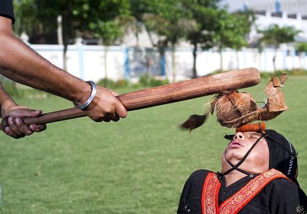 印度武术表演场景:壮汉遭木棍打击头部 印度武术表演场景:壮汉遭木棍打击头部