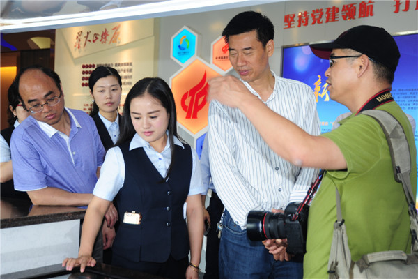 邓锡华局长一行参观高科园文明展示中心