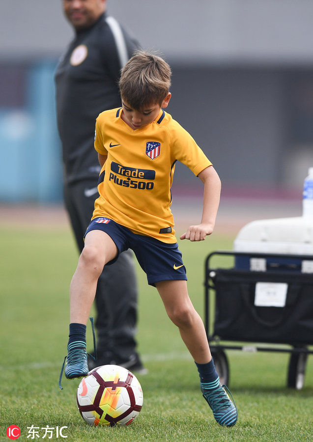 北京人和公开训练 奥古斯托儿子场边练盘带有