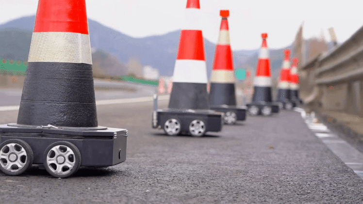 会“跑”的智能安全锥!路面发生状况 “机器人”秒出现场 自主封道→ 会“跑”的智能安全锥!路面发生状况 “机器人”秒出现场 自主封道→