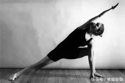 瑜伽三角伸展式,缓解背部疼痛!