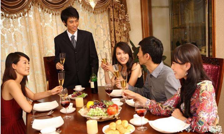 新员工入职3个月,月薪1万多,却因聚会上的1句