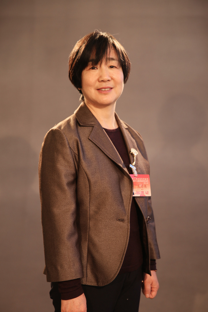 13日的政协会场，北京时间的又一服务亮了，位于会场二层北京时间直播间北侧的北京时间照相馆，从13日开始为委员们拍摄照片，留住记忆。