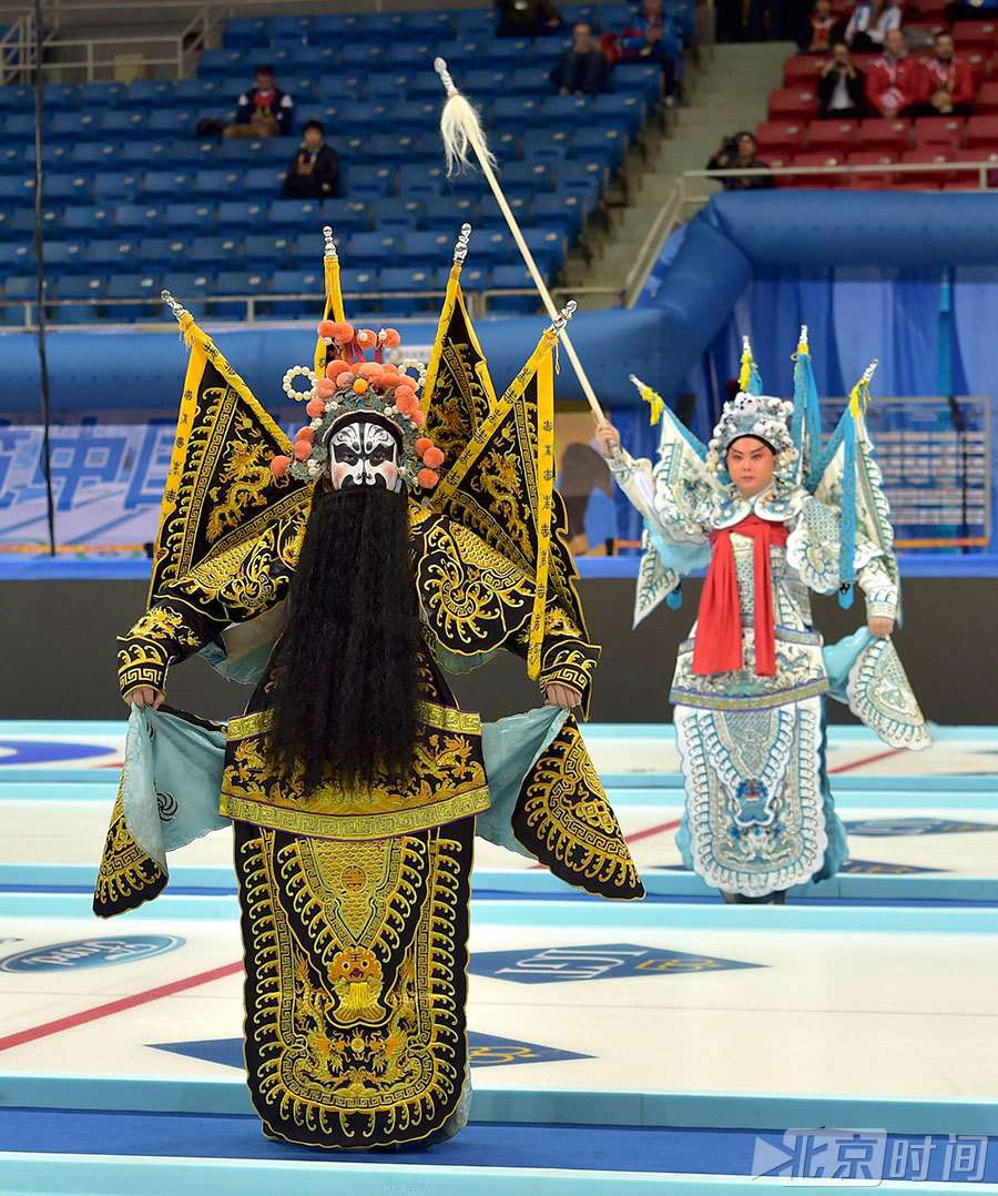 开幕式上,独具中国特色的京剧表演轰动全场,将起源于西方的冰壶同东方的文化艺术完美结合,引人入胜。